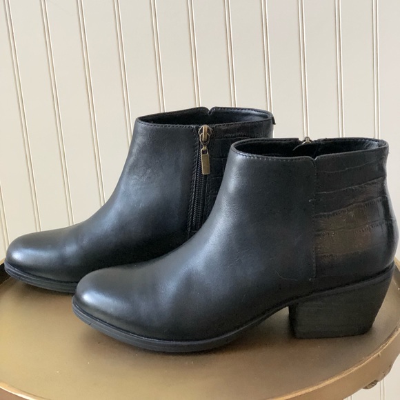 clarks short black boots